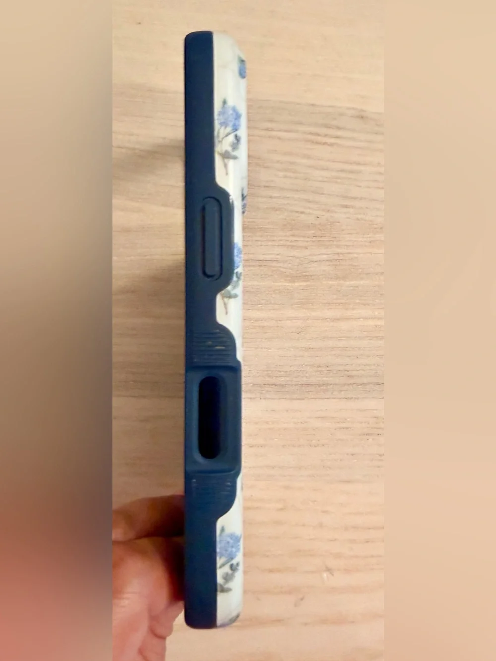 Casely - Vintage garden - Blue hydrangea case - Bold + MagSafe - iPhone 17 Pro